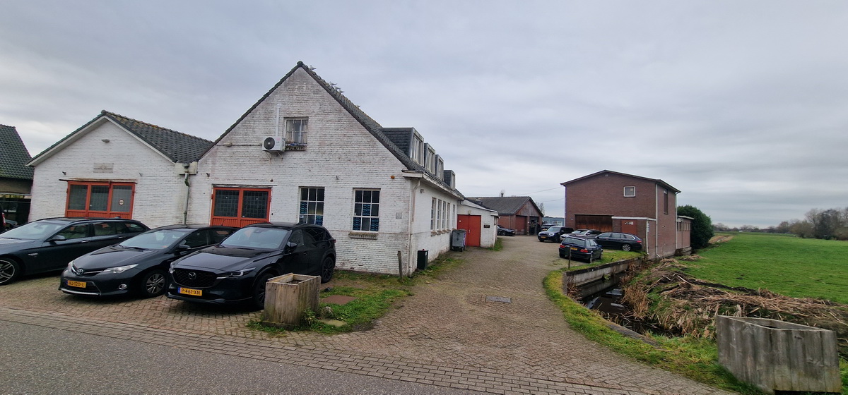 Bestaande situatie aan de Emmaweg met verouderde bedrijfsbebouwing en verharding